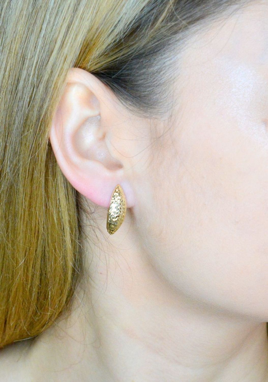 Złote kolczyki damskie 375 z ozdobnym grawerowaniem KL 2575 375.  Złoto, to kruszec od wieków symbolizujący luksus, doskonałość i ponadczasowość. Kolczyki to dodatek idealny dla kobiet w każdym wieku. Delikatne, a przy tym eleganckie.jpg